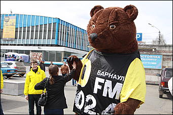 1 май 2012 г., Барнаул   Танцы с медведем. Радиостанция «DFM» в Барнауле отпраздновала свой день рождения
