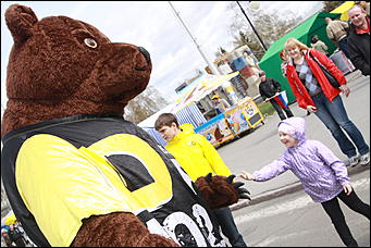 1 май 2012 г., Барнаул   Танцы с медведем. Радиостанция «DFM» в Барнауле отпраздновала свой день рождения