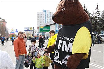 1 май 2012 г., Барнаул   Танцы с медведем. Радиостанция «DFM» в Барнауле отпраздновала свой день рождения
