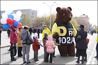 1 май 2012 г., Барнаул   Танцы с медведем. Радиостанция «DFM» в Барнауле отпраздновала свой день рождения