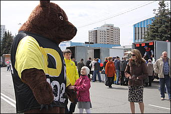 1 май 2012 г., Барнаул   Танцы с медведем. Радиостанция «DFM» в Барнауле отпраздновала свой день рождения