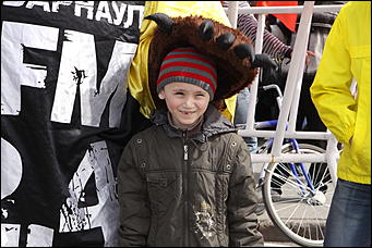 1 май 2012 г., Барнаул   Танцы с медведем. Радиостанция «DFM» в Барнауле отпраздновала свой день рождения
