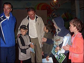 23 июля 2009 г., Барнаул   Футболисты барнаульского «Динамо» встретились с воспитанниками детских домов