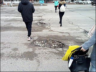 12 апреля 2018 г., Барнаул. Екатерина Смолихина   Весна идет – весне дорогу: улицы Барнаула после зимы