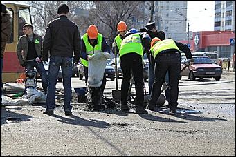 10 апреля 2010 г., Барнаул   "Операция дырка" активистов Drom.ru