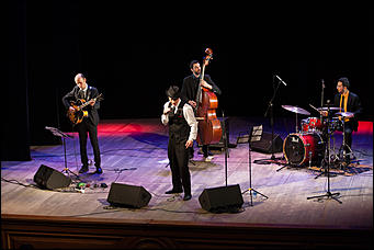 20 декабрь 2016 г., Барнаул © Амител Вячеслав Мельников   Сегодня он играет джаз: известный вокалист Лас-Вегаса Дэдди Мак Свинг выступил в Барнауле