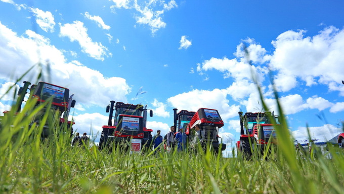 19 июня 2019 г., Алтайский край. Екатерина Смолихина   "Умная техника" и красивые девушки: как на Алтае открыли форум "День сибирского поля - 2019" 