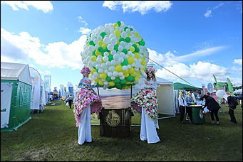 19 июня 2019 г., Алтайский край. Екатерина Смолихина   "Умная техника" и красивые девушки: как на Алтае открыли форум "День сибирского поля - 2019" 