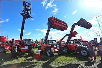 19 июня 2019 г., Алтайский край. Екатерина Смолихина   "Умная техника" и красивые девушки: как на Алтае открыли форум "День сибирского поля - 2019" 