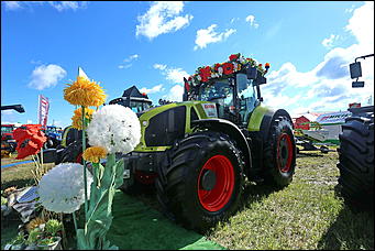 19 июня 2019 г., Алтайский край. Екатерина Смолихина   "Умная техника" и красивые девушки: как на Алтае открыли форум "День сибирского поля - 2019" 