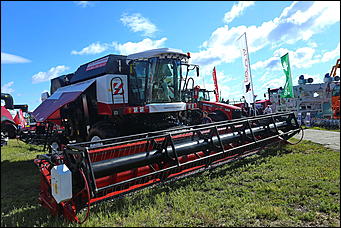 19 июня 2019 г., Алтайский край. Екатерина Смолихина   "Умная техника" и красивые девушки: как на Алтае открыли форум "День сибирского поля - 2019" 