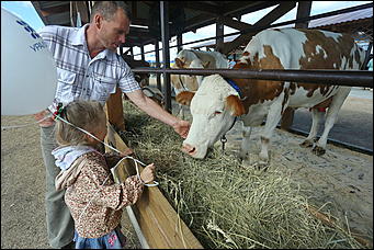 19 июня 2019 г., Алтайский край. Екатерина Смолихина   "Умная техника" и красивые девушки: как на Алтае открыли форум "День сибирского поля - 2019" 