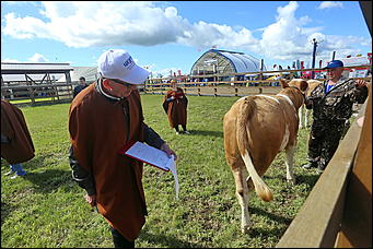 19 июня 2019 г., Алтайский край. Екатерина Смолихина   "Умная техника" и красивые девушки: как на Алтае открыли форум "День сибирского поля - 2019" 