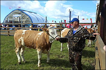 19 июня 2019 г., Алтайский край. Екатерина Смолихина   "Умная техника" и красивые девушки: как на Алтае открыли форум "День сибирского поля - 2019" 