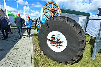 19 июня 2019 г., Алтайский край. Екатерина Смолихина   "Умная техника" и красивые девушки: как на Алтае открыли форум "День сибирского поля - 2019" 
