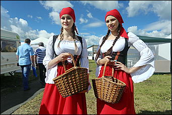 19 июня 2019 г., Алтайский край. Екатерина Смолихина   "Умная техника" и красивые девушки: как на Алтае открыли форум "День сибирского поля - 2019" 