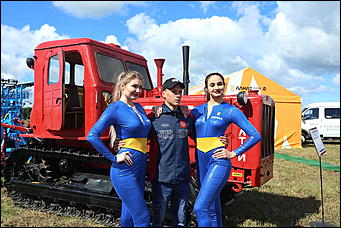 19 июня 2019 г., Алтайский край. Екатерина Смолихина   "Умная техника" и красивые девушки: как на Алтае открыли форум "День сибирского поля - 2019" 