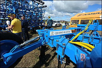 19 июня 2019 г., Алтайский край. Екатерина Смолихина   "Умная техника" и красивые девушки: как на Алтае открыли форум "День сибирского поля - 2019" 