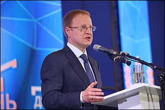 19 июня 2019 г., Алтайский край. Екатерина Смолихина   "Умная техника" и красивые девушки: как на Алтае открыли форум "День сибирского поля - 2019" 