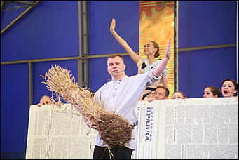 19 июня 2019 г., Алтайский край. Екатерина Смолихина   "Умная техника" и красивые девушки: как на Алтае открыли форум "День сибирского поля - 2019" 