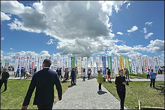 19 июня 2019 г., Алтайский край. Екатерина Смолихина   "Умная техника" и красивые девушки: как на Алтае открыли форум "День сибирского поля - 2019" 