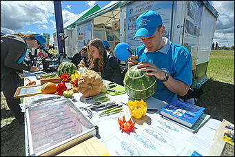 19 июня 2019 г., Алтайский край. Екатерина Смолихина   "Умная техника" и красивые девушки: как на Алтае открыли форум "День сибирского поля - 2019" 