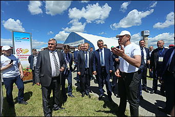 19 июня 2019 г., Алтайский край. Екатерина Смолихина   "Умная техника" и красивые девушки: как на Алтае открыли форум "День сибирского поля - 2019" 