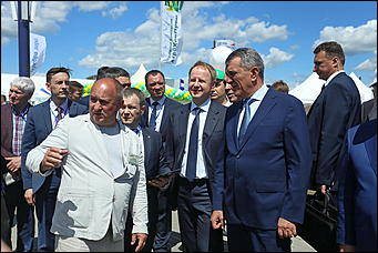 19 июня 2019 г., Алтайский край. Екатерина Смолихина   "Умная техника" и красивые девушки: как на Алтае открыли форум "День сибирского поля - 2019" 