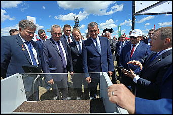 19 июня 2019 г., Алтайский край. Екатерина Смолихина   "Умная техника" и красивые девушки: как на Алтае открыли форум "День сибирского поля - 2019" 