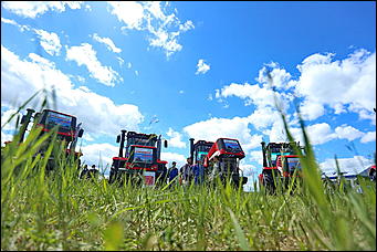 19 июня 2019 г., Алтайский край. Екатерина Смолихина   "Умная техника" и красивые девушки: как на Алтае открыли форум "День сибирского поля - 2019" 