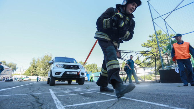 16 августа 2017 г., Барнаул. Екатерина Смолихина   Тягание штанги и перетаскивание автомобиля: алтайские спасатели посоревновались в кроссфите 