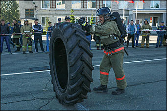 16 августа 2017 г., Барнаул. Екатерина Смолихина   Тягание штанги и перетаскивание автомобиля: алтайские спасатели посоревновались в кроссфите 