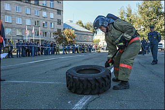16 августа 2017 г., Барнаул. Екатерина Смолихина   Тягание штанги и перетаскивание автомобиля: алтайские спасатели посоревновались в кроссфите 