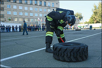 16 августа 2017 г., Барнаул. Екатерина Смолихина   Тягание штанги и перетаскивание автомобиля: алтайские спасатели посоревновались в кроссфите 