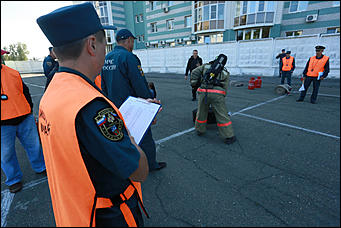 16 августа 2017 г., Барнаул. Екатерина Смолихина   Тягание штанги и перетаскивание автомобиля: алтайские спасатели посоревновались в кроссфите 