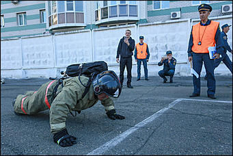16 августа 2017 г., Барнаул. Екатерина Смолихина   Тягание штанги и перетаскивание автомобиля: алтайские спасатели посоревновались в кроссфите 