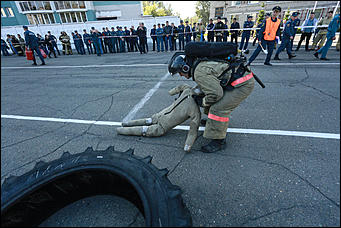 16 августа 2017 г., Барнаул. Екатерина Смолихина   Тягание штанги и перетаскивание автомобиля: алтайские спасатели посоревновались в кроссфите 