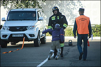 16 августа 2017 г., Барнаул. Екатерина Смолихина   Тягание штанги и перетаскивание автомобиля: алтайские спасатели посоревновались в кроссфите 