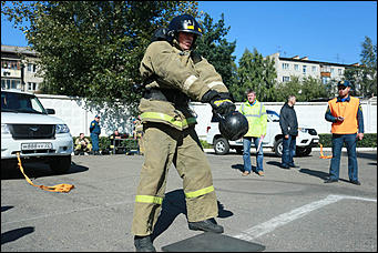 16 августа 2017 г., Барнаул. Екатерина Смолихина   Тягание штанги и перетаскивание автомобиля: алтайские спасатели посоревновались в кроссфите 