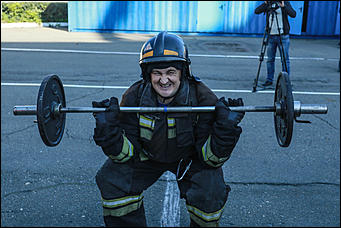 16 августа 2017 г., Барнаул. Екатерина Смолихина   Тягание штанги и перетаскивание автомобиля: алтайские спасатели посоревновались в кроссфите 