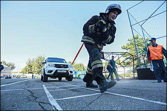 16 августа 2017 г., Барнаул. Екатерина Смолихина   Тягание штанги и перетаскивание автомобиля: алтайские спасатели посоревновались в кроссфите 