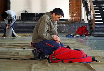 11 марта 2006 г., г. Бийск   Тренировка лесных пожарных<BR><EM>(Фото Георгия Блинова и Ольги Комиссаровой</EM> )