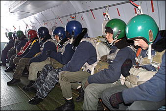 11 марта 2006 г., г. Бийск   Тренировка лесных пожарных<BR><EM>(Фото Георгия Блинова и Ольги Комиссаровой</EM> )