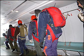 11 марта 2006 г., г. Бийск   Тренировка лесных пожарных<BR><EM>(Фото Георгия Блинова и Ольги Комиссаровой</EM> )