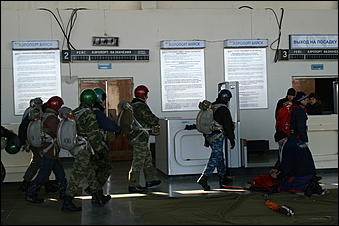 11 марта 2006 г., г. Бийск   Тренировка лесных пожарных<BR><EM>(Фото Георгия Блинова и Ольги Комиссаровой</EM> )