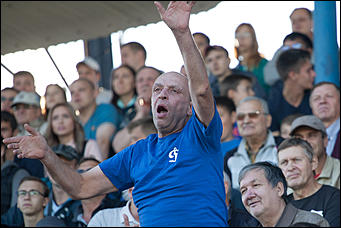 25 август 2016 г., Барнаул © Амител Вячеслав Мельников   "Динамо", вперед! Самые эмоциональные болельщики на матче барнаульской команды с "Енисеем" 