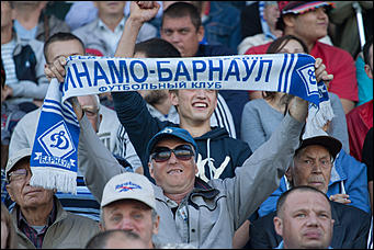 25 август 2016 г., Барнаул © Амител Вячеслав Мельников   "Динамо", вперед! Самые эмоциональные болельщики на матче барнаульской команды с "Енисеем" 