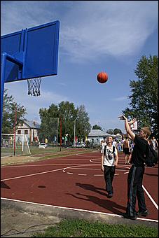 23 августа 2009 г., Барнаул   Открытие спортивной площадки в Железнодорожном районе Барнаула 