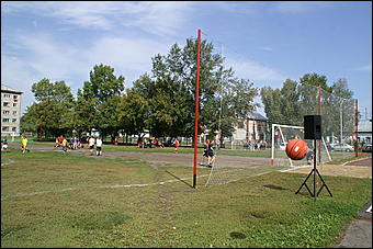 23 августа 2009 г., Барнаул   Открытие спортивной площадки в Железнодорожном районе Барнаула 