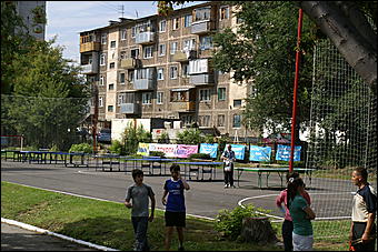 23 августа 2009 г., Барнаул   Открытие спортивной площадки в Железнодорожном районе Барнаула 